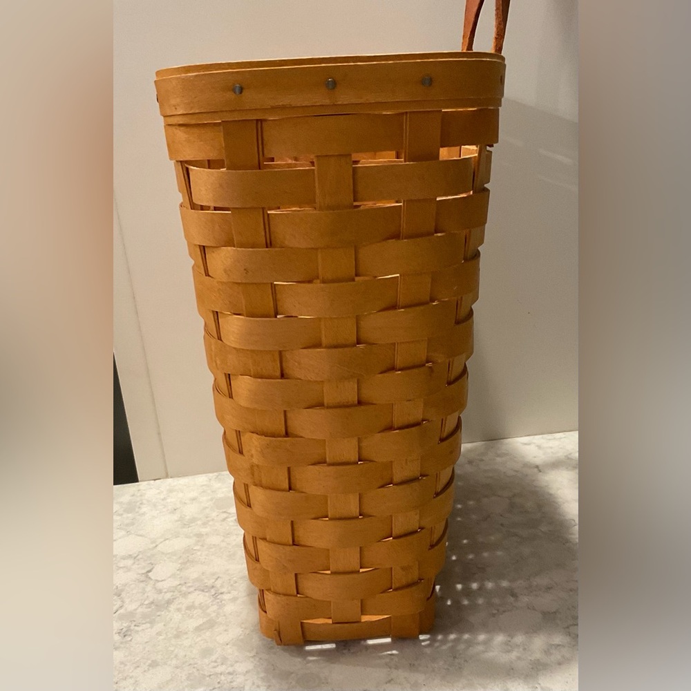 Vintage Longaberger Large Key Basket - Signed and Dated 1999 - Picture 4 of 16